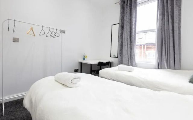 Leeds Retreat - 4BR House, Sleeps 10