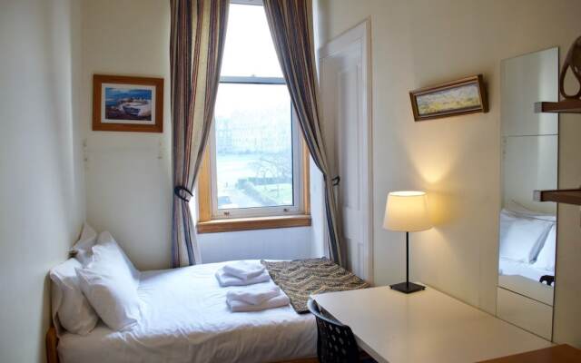 Traditional 3 Bedroom Apartment in Bruntsfield
