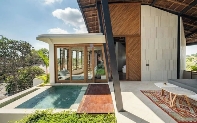 Stunning 2-br Penthouse With View, 800m to Beach