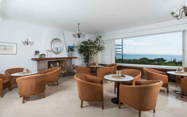 Delfinia Hotel & Bungalows