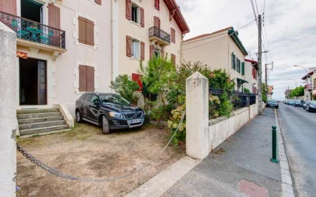 Cozy Apt Near Côte des Basques w/ Parking!