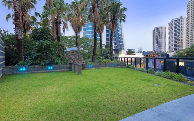 Low floor - Sleeps 8 - Circle on Cavill - Wow Stay