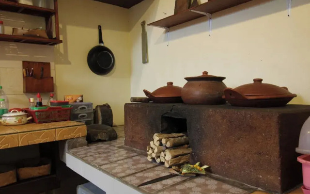 Capital O 94011 Binhari Guest House