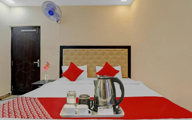 OYO 87826 Hotel Clarke Inn