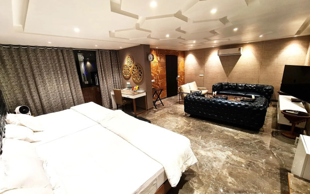 Royal Castle Grand