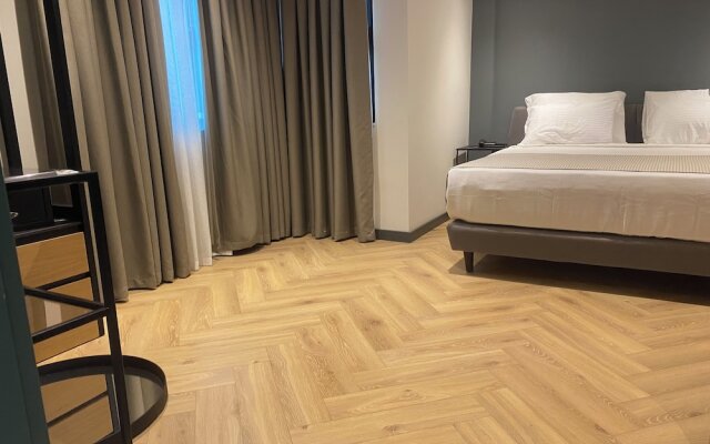 In The Middle Hotel