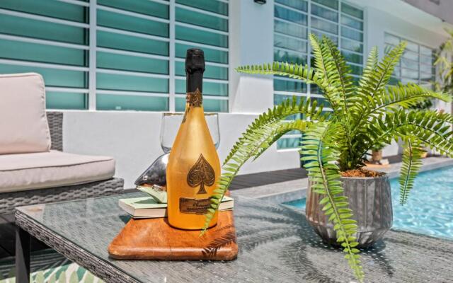 S3 at HighSoClub with Pool and Private Shuttle