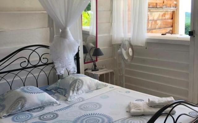 La Colline Bed & Table
