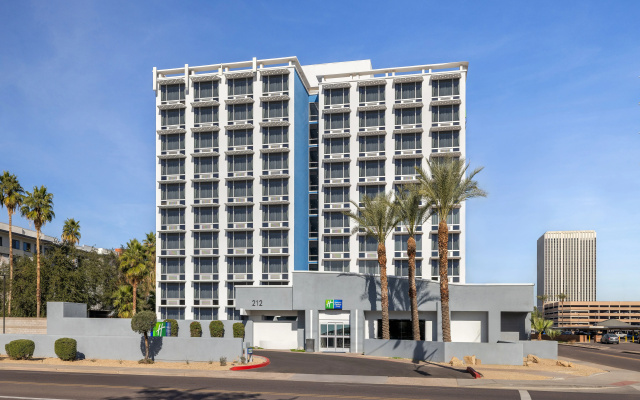 Holiday Inn Express & Suites Phoenix Mi...