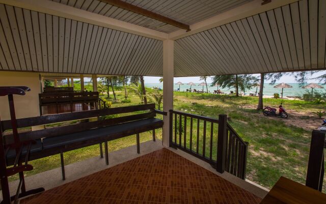 Pranee Beach Bungalows