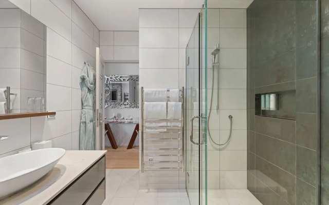 Chic Central Penthouse & Spa by Staysouth