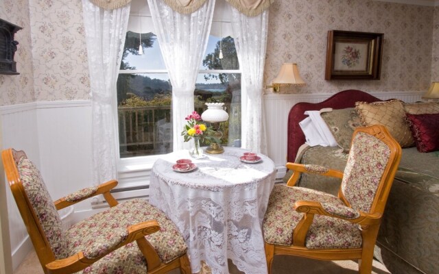 Headlands Inn Bed & Breakfast