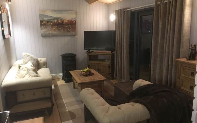 Secret Lodge by Cardiff Holiday Homes