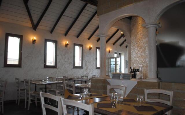 Luxar room