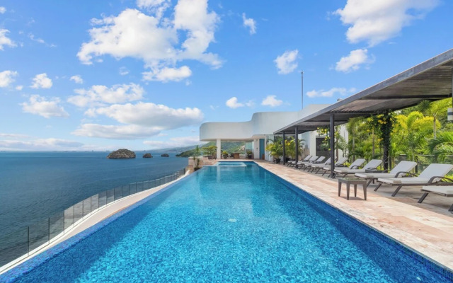 Blue Horizon Luxury Condo