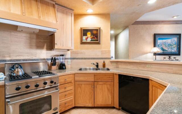 Centrum 302 by Avantstay Gorgeous Condo w/ Great Views & Steps Away From Ski Runs!