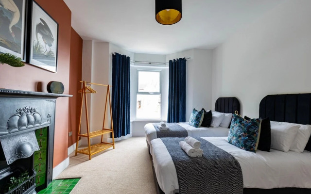 Kensington Place - 4 Bedroom Home w Free Parking