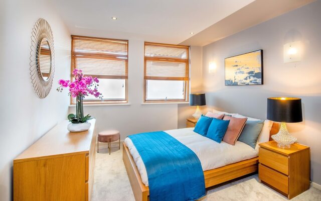 Stylish Central Reading Apartment with Free Parking
