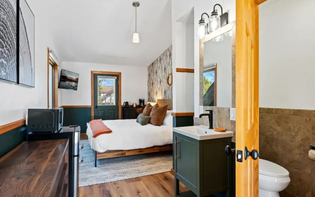 Spruce and Shore Motel