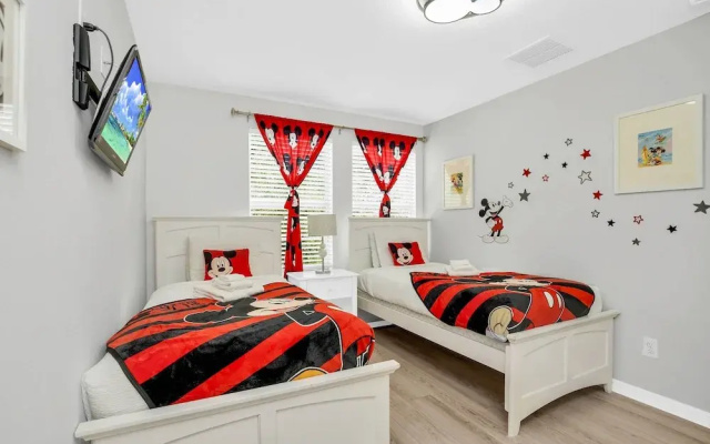 Roomy Town Home, Mickey-themed Bedroom! #4bv550