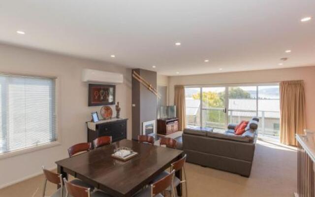 Opus 1/10 Poly Cow Lane