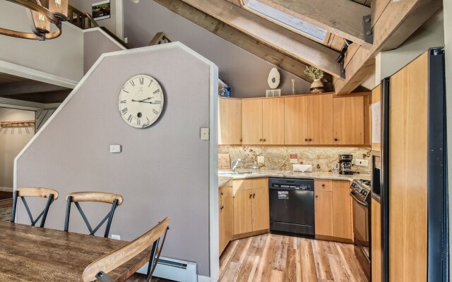 Spacious Mill Run 3 Townhouse Close to City Attractions by RedAwning