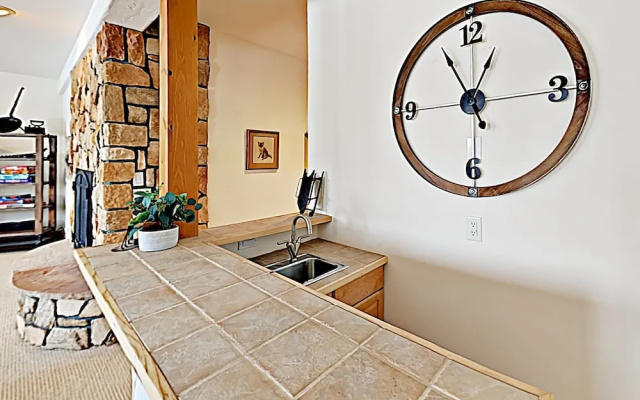 New Listing! Huge Lake-view Haven W/ 2-car Garage 3 Bedroom Cottage - фото 2