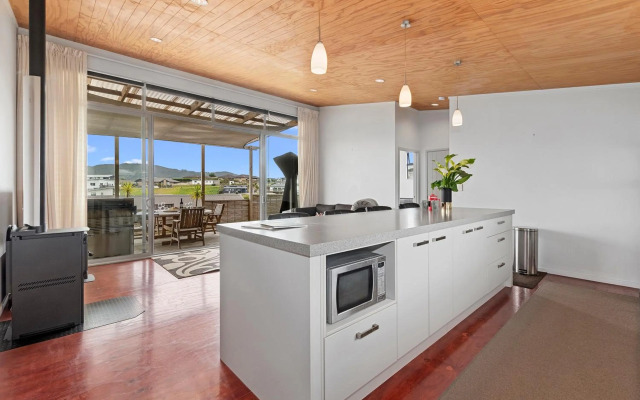 Blue Crush Villa - Mangawhai Heads Holiday Home