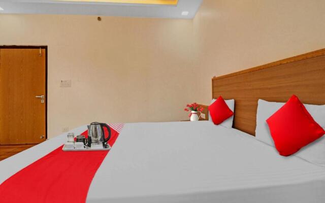 POP 85578 The Royal Plaza