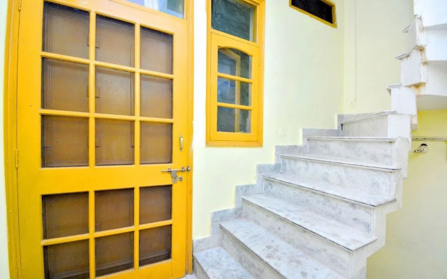 White House By OYO Rooms