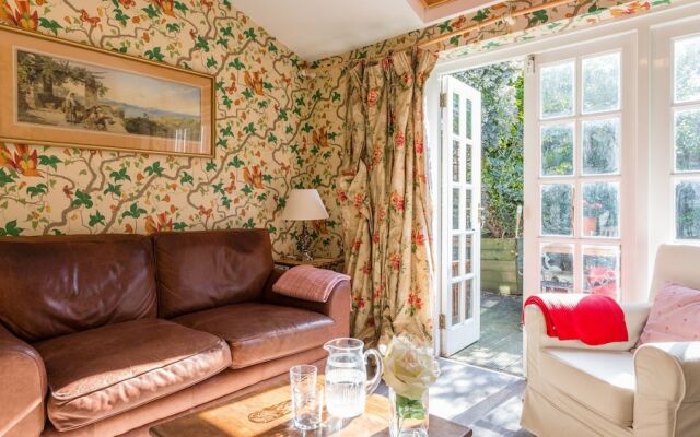 Traditional and Colourful 2BR Garden Flat in Parsons Green