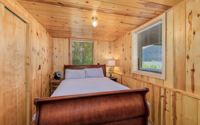 All About The Lake 4 Bedroom Home by NW Comfy Cabins by RedAwning