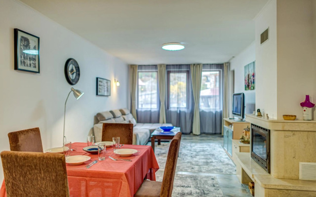 Bright and Spacious 2-BDR Apartment with Balcony