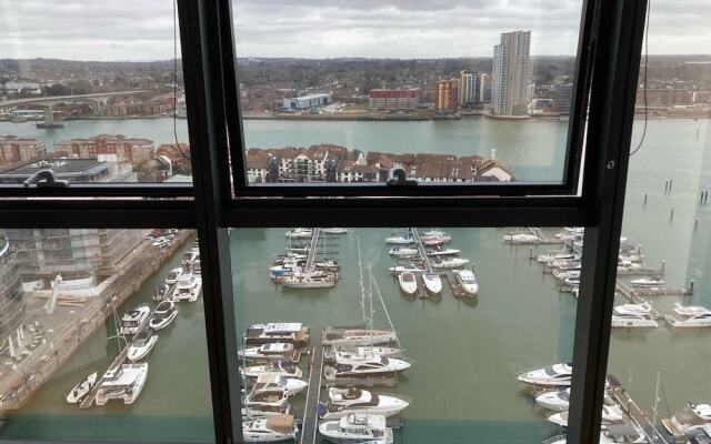 Stunning 3-bed, 3-bath Apartment in Southampton
