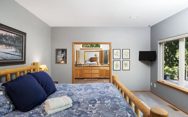 Riffle River Lodge 3 Bedroom Home by NW Comfy Cabins by RedAwning