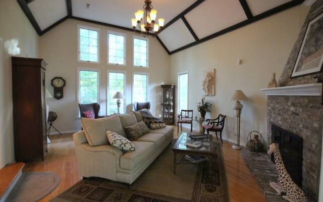 Tudor Oaks Inn