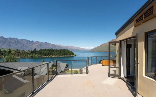 Spacious Unit With Views And Balcony