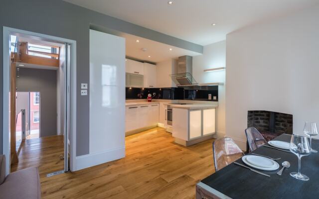 Delightful Dalston Home with Beautiful Balcony