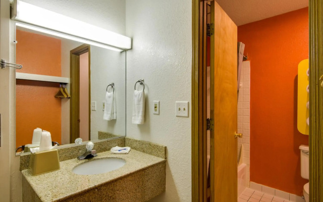 Motel 6 Waukegan, IL