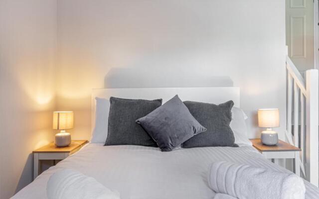 Modern 2 Bedroom Apartment with Free Parking!