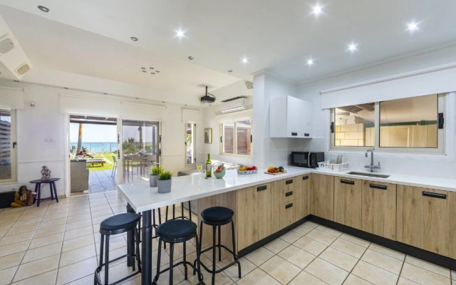 Meneou Beachfront Villa 3