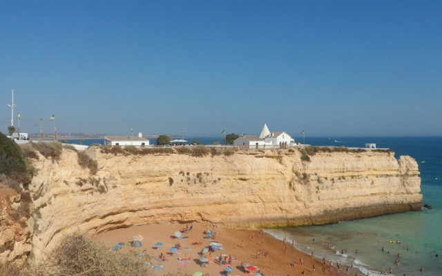 Apartamento Praia de Porches,izibookings