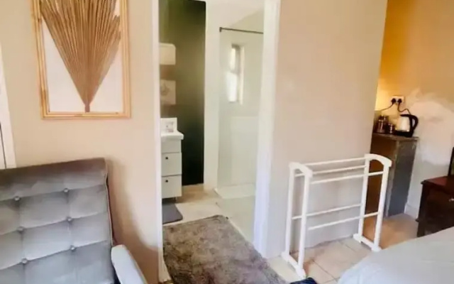Modern Studio in Greendale - 2337