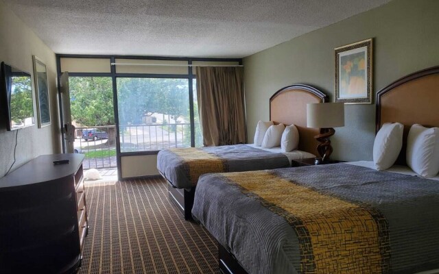 Palmetto Inn & Suites