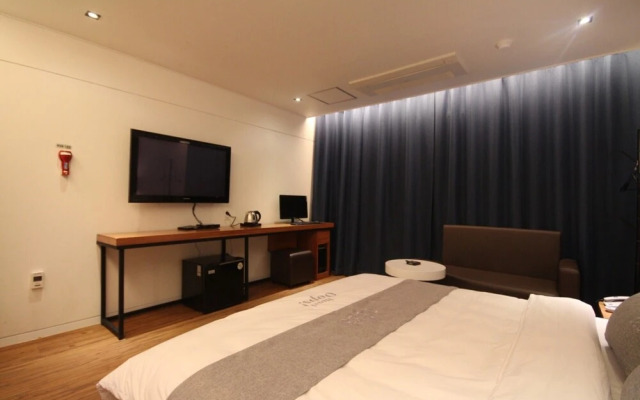 Busan Yeonsan-dong Oops