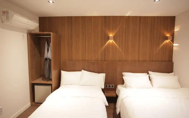 Hotel Seven Step