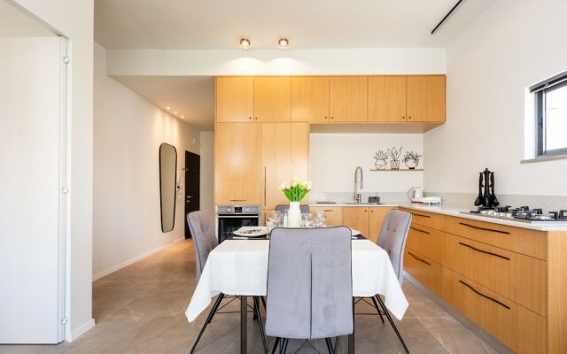 Stylish Apartment with Cozy Vibes by Sea N Rent