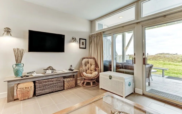 Oceanside Townhouse with Ocean View and Access to the Deck by RedAwning