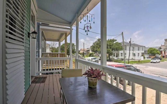Home w/ Patio & Grill: 2 Mi to Galveston Seawall!