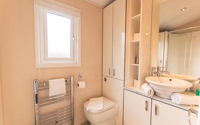 Juniper Lodge with Hot Tub